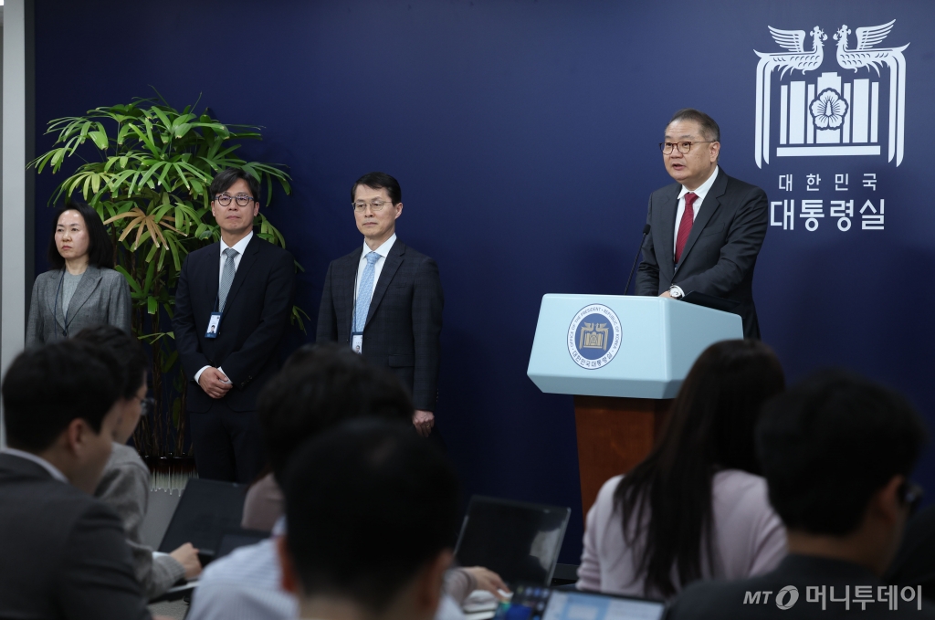 [서울=뉴시스] 조수정 기자 = 박상욱 대통령실 과학기술수석비서관이 5일 서울 용산 대통령실 청사에서 간담회를 하고 있다. 왼쪽부터 최선 첨단바이오비서관, 이경우 인공지능(AI)·디지털 비서관, 최원호 연구개발(R&D)혁신비서관, 박 수석. 2024.03.05. chocrystal@newsis.com /사진=최동준