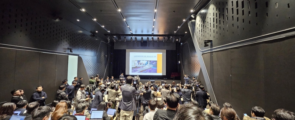 지난 5일 한화오션이 서울 장교동 한화 3층에서 개최한 기자간담회 모습. 이날 한화오션 측은 HD현대 임원진들을 군사기밀 유출에 가담한 정황이 있어 경찰에 고발했다고 밝혔다. /사진=오동희 선임기자