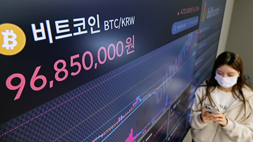 [서울=뉴시스] 김금보 기자 = 비트코인 거래가격이 사상 최고치를 경신했다. 5일 오전 서울 서초구 빗썸 고객지원센터 전광판에 비트코인 실시간 거래가격이 송출되고 있다. 비트코인 판매가격은 이날 오전 10시 55분 기준 최고가 9686만원을 터치했다. 2024.03.05.  