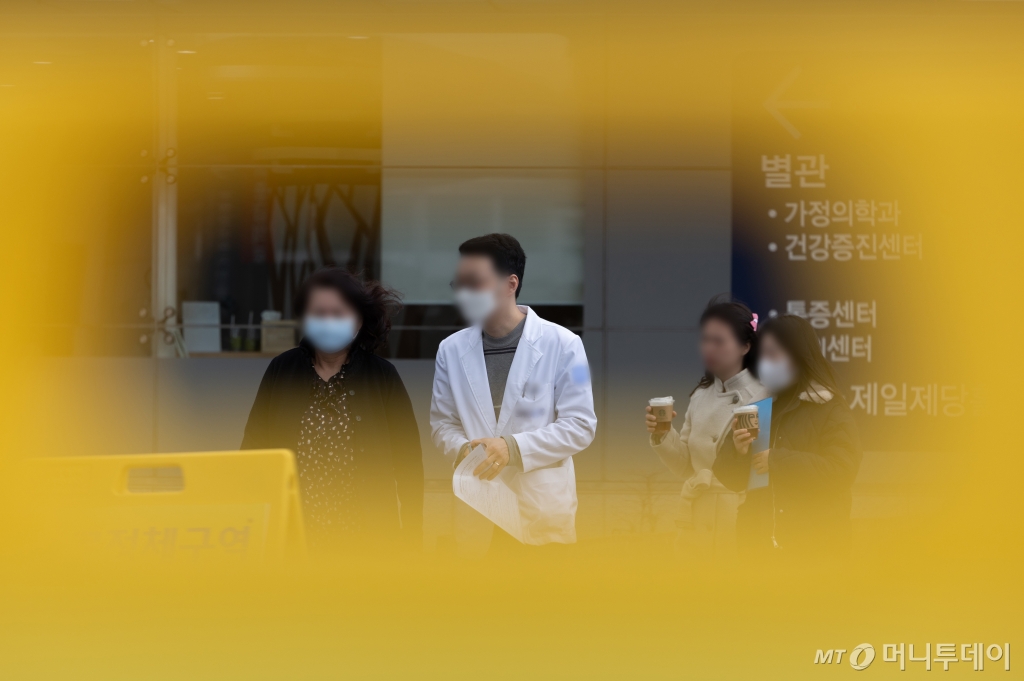 (서울=뉴스1) 이재명 기자 = 정부가 미복귀 전공의에 대해 면허정지 등 무더기 징계에 나서자 의대 교수들 사이에서 항의와 집단행동이 감지되고 있는 가운데 6일 오후 서울 소재의 한 병원에서 의료진이 발걸음을 옮기고 있다. 2024.3.6/뉴스1 Copyright © 뉴스1. All rights reserved. 무단 전재 및 재배포, AI학습 이용 금지. /사진=(서울=뉴스1) 이재명 기자
