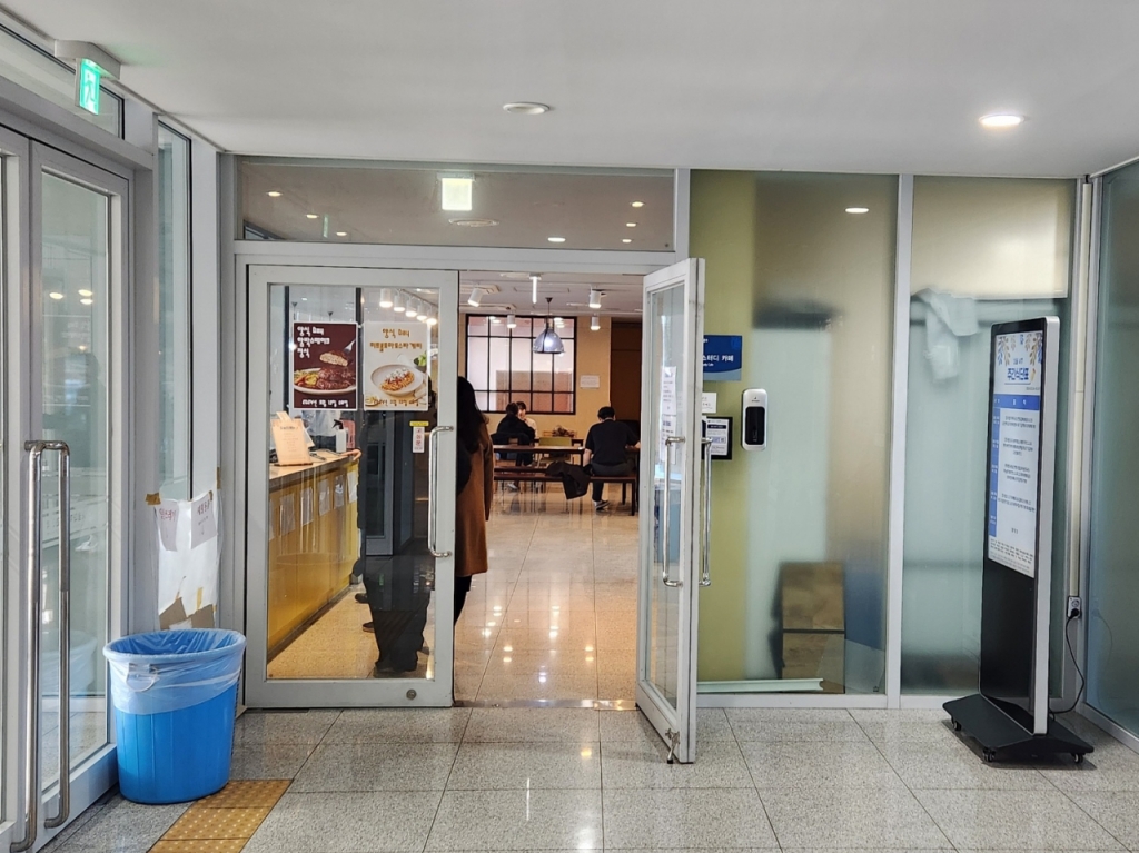 6일 오전 11시30분쯤 서울 종로구 대학로 서울대 연건캠퍼스 학생식당. 개강 초 줄을 늘어섰던 식당이 한산한 모습이다. /사진=김미루 기자