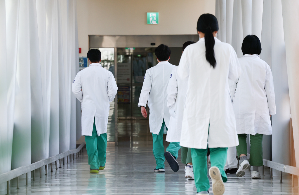 정부가 의료 현장을 이탈한 전공의 7000여명에 대해 면허정지 절차에 돌입한 지난 4일 서울 시내의 한 대학병원에서 의료진들이 이동하고 있다. /사진=뉴시스