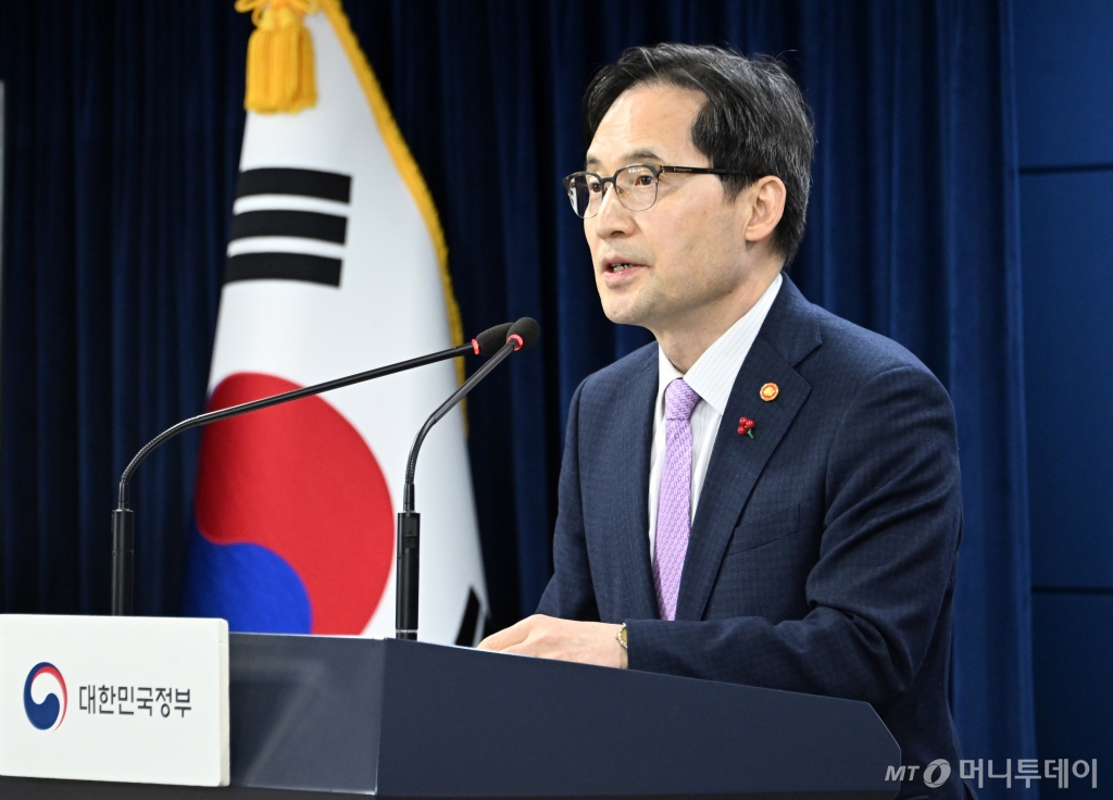 (서울=뉴스1) 김명섭 기자 = 한기정 공정거래위원장이 19일 서울 종로구 정부서울청사에서 플랫폼의 독과점을 규제하는 '플랫폼 경쟁촉진법' 제정 관련 브리핑을 하고 있다. 2023.12.19/뉴스1  Copyright © 뉴스1. All rights reserved. 무단 전재 및 재배포,  AI학습 이용 금지. /사진=(서울=뉴스1) 김명섭 기자