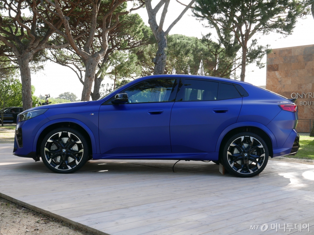 포르투갈 카스카이스에서 열린 BMW 뉴 X2·iX2 글로벌 미디어 출시행사에서 공개된 BMW X2 M35i xDrive. /카스카이스(포르투갈)=강주헌 기자