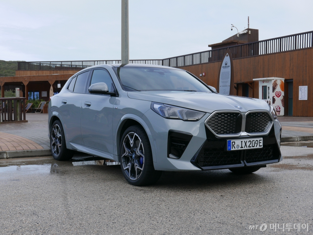 포르투갈 카스카이스에서 열린 BMW 뉴 X2·iX2 글로벌 미디어 출시행사에서 공개된 BMW 뉴 iX2 xDrive30. /카스카이스(포르투갈)=강주헌 기자
