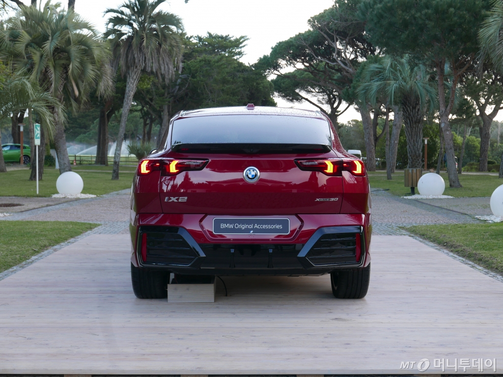 포르투갈 카스카이스에서 열린 BMW 뉴 X2·iX2 글로벌 미디어 출시행사에서 공개된 BMW 뉴 iX2 xDrive30. /카스카이스(포르투갈)=강주헌 기자