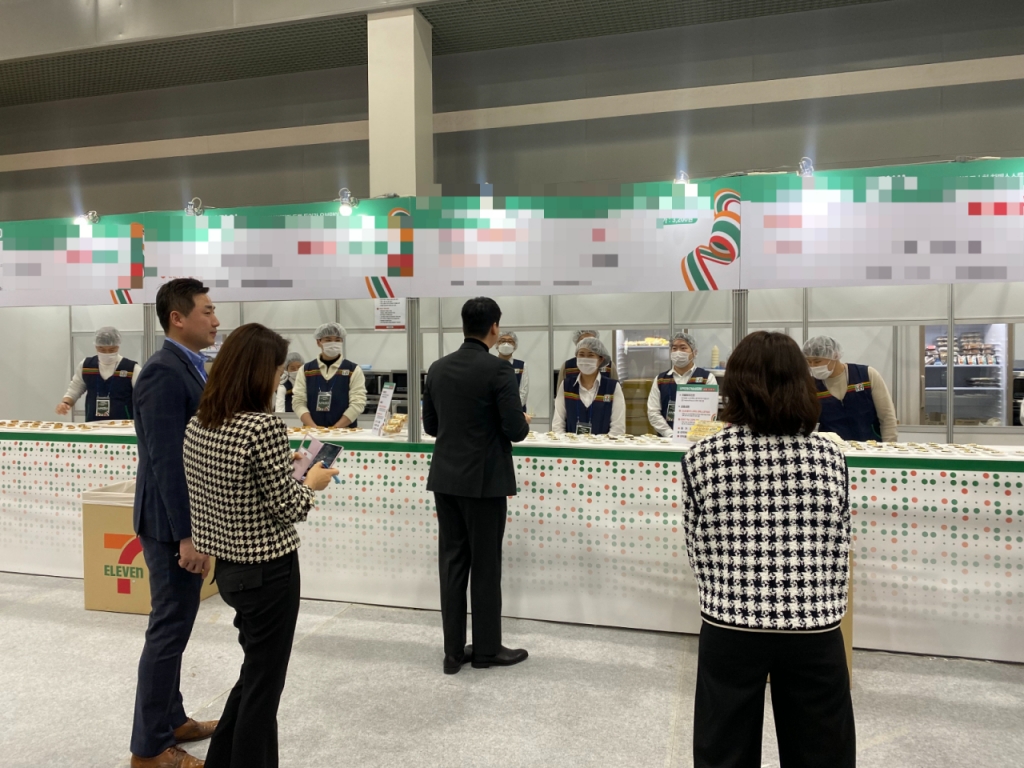 7일 서울 양재동 aT센터에서 열린 '2024 세븐일레븐 상품전시회에 방문한 배우 이장우. /사진=하수민기자