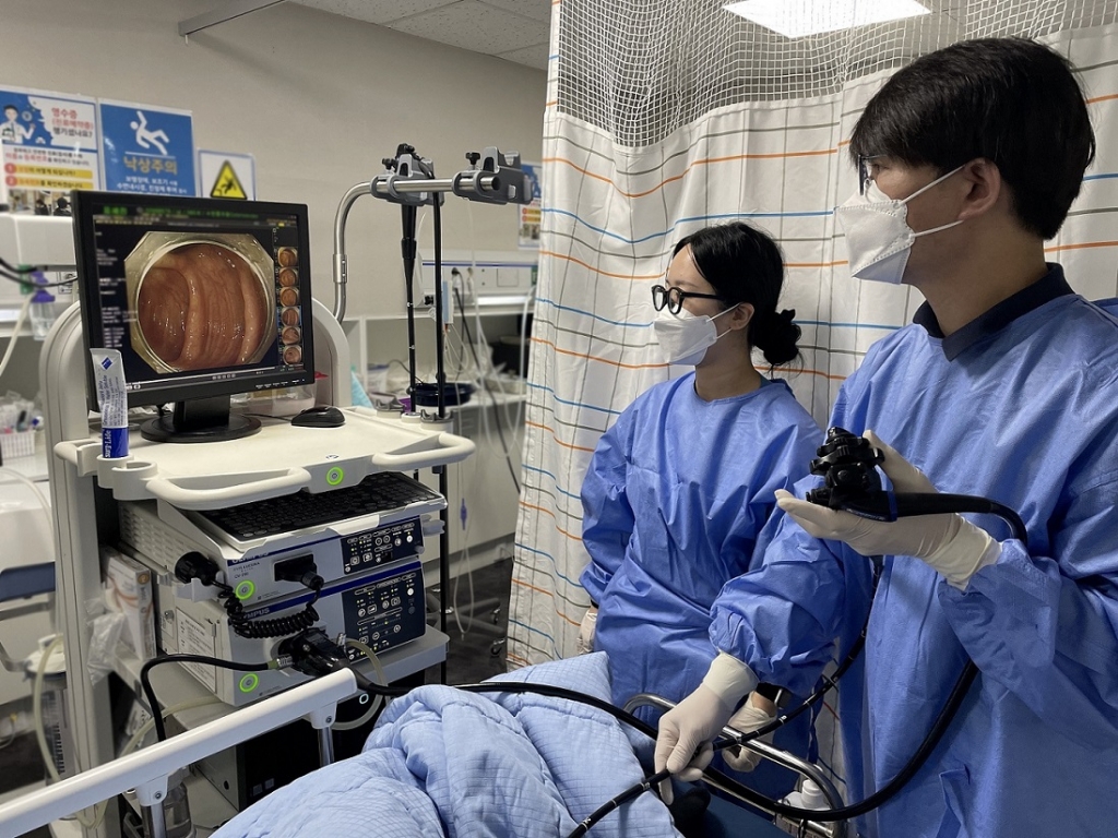 대동병원 소화기내시경센터 김주훈(오른쪽) 소화기내과 전문의가 위내시경 기구를 넣어 십이지장을 관찰하고 있다. /사진=대동병원 