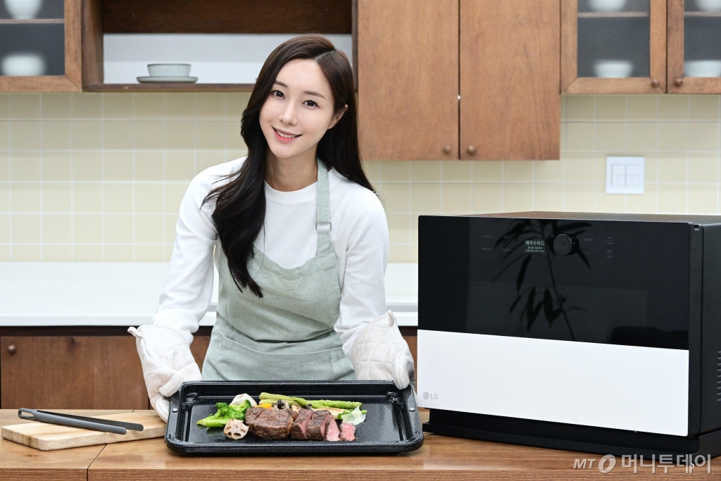 LG전자가 10가지 조리 기능을 한 대의 제품으로 편리하게 이용할 수 있는 디오스 오브제컬렉션 광파오븐을 8일 출시했다. /사진=LG전자 제공