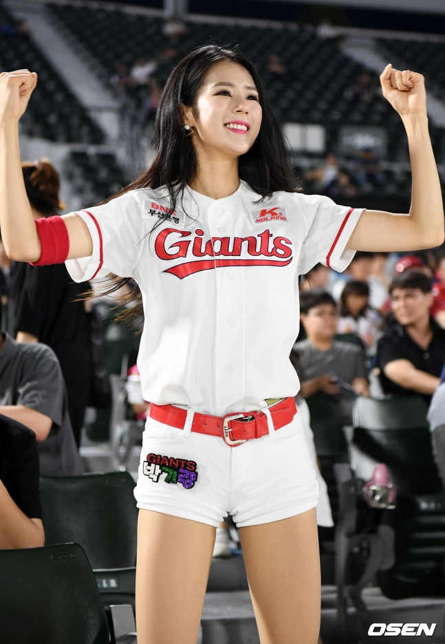 2019년 4월 롯데 응원단 시절의 박기량. /사진=OSEN