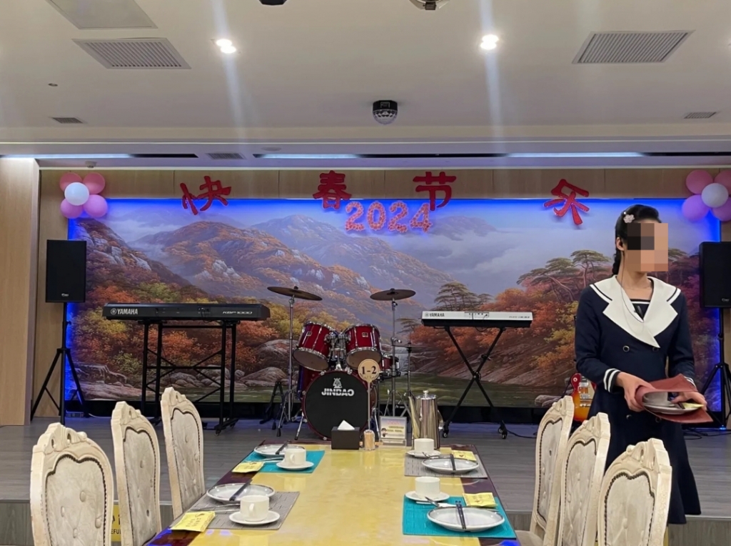 중국 상하이시 푸동신구에 위치한 북한식당 '평양고려관'에 공연을 위한 무대가 마련돼 있다. /사진=따중디엔핑