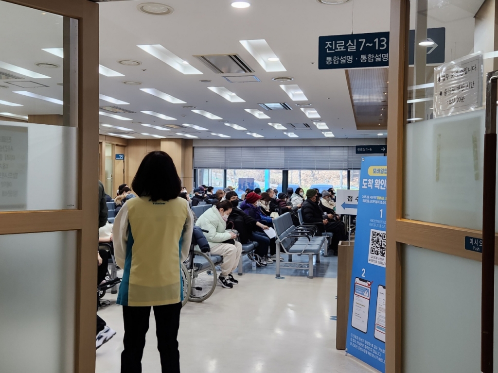 8일 오전 서울 송파구 서울아산병원 종양내과 외래가 환자로 가득차있다./사진=박정렬 기자