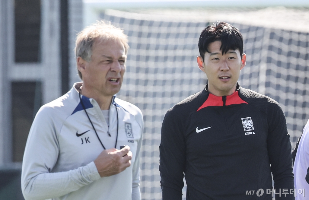 대한민국 축구국가대표팀 손흥민과 위르겐 클린스만 감독이 카타르 도하 알 에글라 트레이닝 센터에서 훈련을 하고 있다./사진=뉴스1