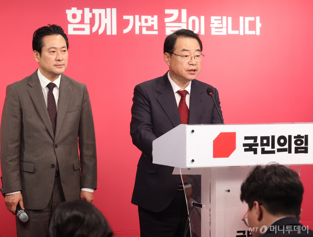 정영환 국민의힘 공천관리위원장이 15일 오전 서울 여의도 중앙당사에서 제7차 공관위 회의에서 결정된 단수공천 심사 결과를 발표하고 있다. 2024.2.15/뉴스1  Copyright © 뉴스1. All rights reserved. 무단 전재 및 재배포,  AI학습 이용 금지. /사진=(서울=뉴스1) 송원영 기자