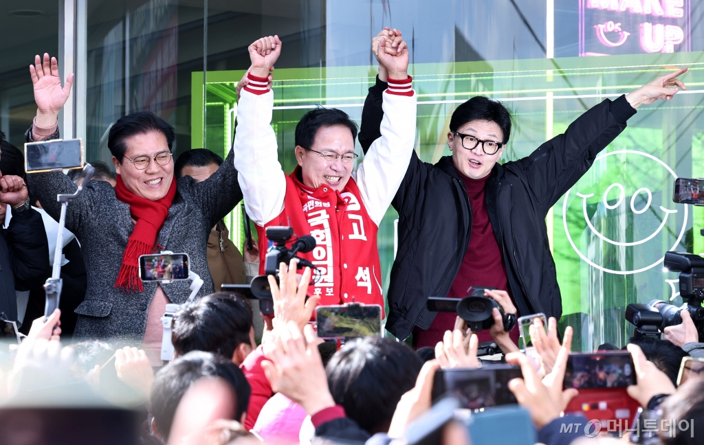 한동훈 국민의힘 비대위원장이 8일 오후 경기 용인시 수지구청역 사거리를 찾아 송석준 경기도당위원장, 고석(용인병) 후보와 함께 거리인사를 하고 있다. (공동취재) 2024.03.08. /사진=뉴시스 /사진=추상철