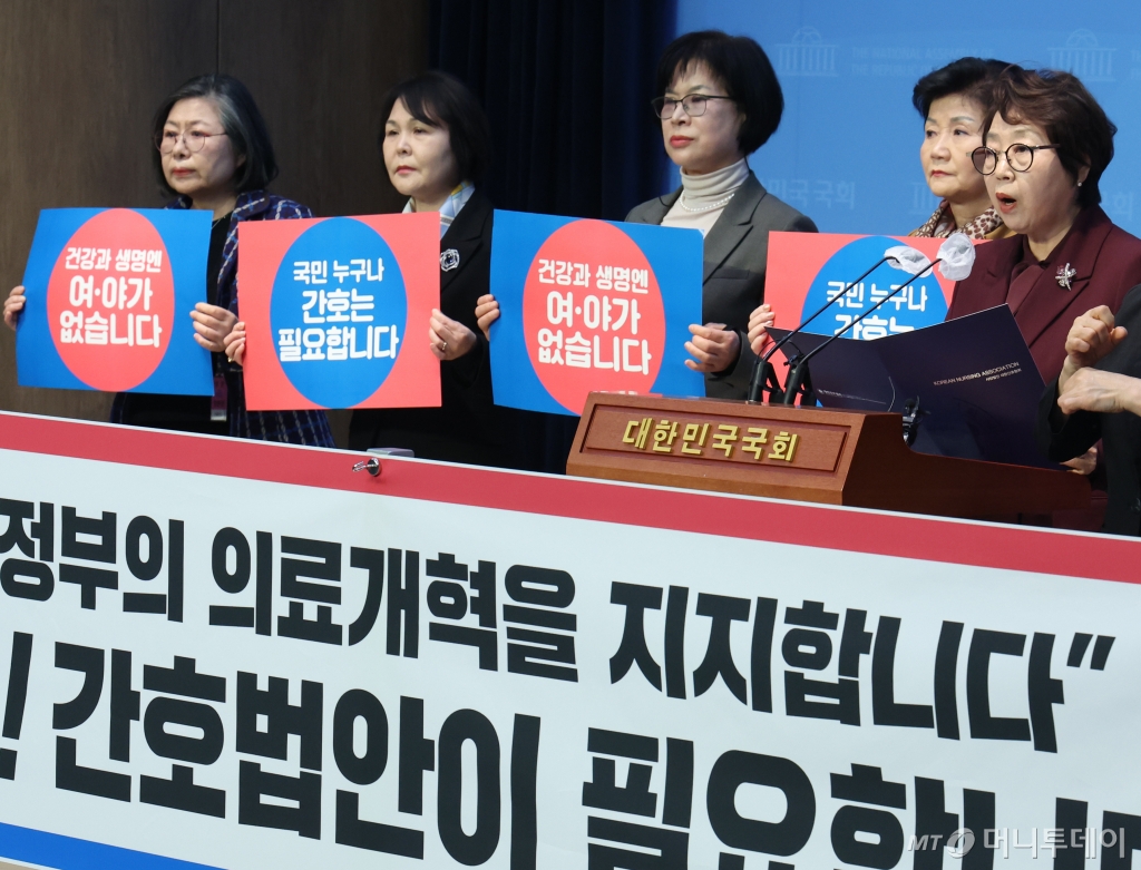 (서울=뉴스1) 송원영 기자 = 대한간호협회 회원들이 8일 서울 여의도 국회 소통관에서 '정부의 의료개혁 지지 및 간호법 제정 재검토' 관련 기자회견을 마치고 회견장을 나서고 있다. 2024.3.8/뉴스1 Copyright © 뉴스1. All rights reserved. 무단 전재 및 재배포, AI학습 이용 금지. /사진=(서울=뉴스1) 송원영 기자