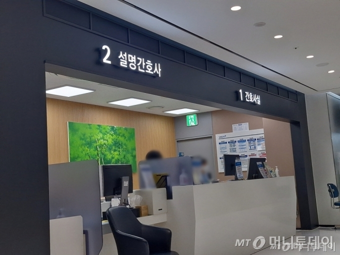 8일 오전 서울 종로구 서울대병원. 간호사실 안내데스크에서 간호사들이 근무 중이다. /사진=김지은 기자 