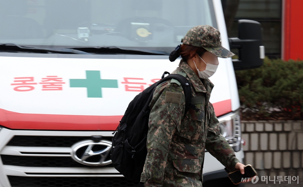 정부가 11일 전공의 의료 공백에 대응해 군의관 20명, 공중보건의사 138명을 20개 병원에 파견했다. 이날 서울시내 한 병원에서 한 군의관이 파견근무에 나서고 있다./사진=뉴시스