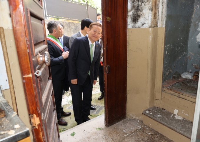 이상민 행정안전부 장관이 지난 8일(현지시간) 마엔차시의 1유로 프로젝트에 매물로 나온 빈집을 살펴보고 있다./사진제공=행정안전부