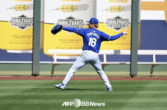 야마모토 요시노부가 지난달 28일(현지시각) 텍사스 레인저스와 2024 미국 프로야구 메이저리그 시범경기에서 투구하고 있다. /AFPBBNews=뉴스1