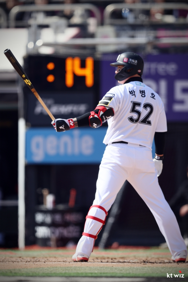 피치 클락을 위한 전자시계가 보이는 가운데 KT 박병호가 타격을 하고 있다.  /사진=KT 위즈