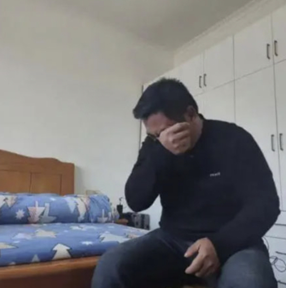 딸 3명이 자신의 친자가 아니라는 것을 알게 된 남편이 울면서 인터뷰하는 모습/사진=온라인 커뮤니티 캡처