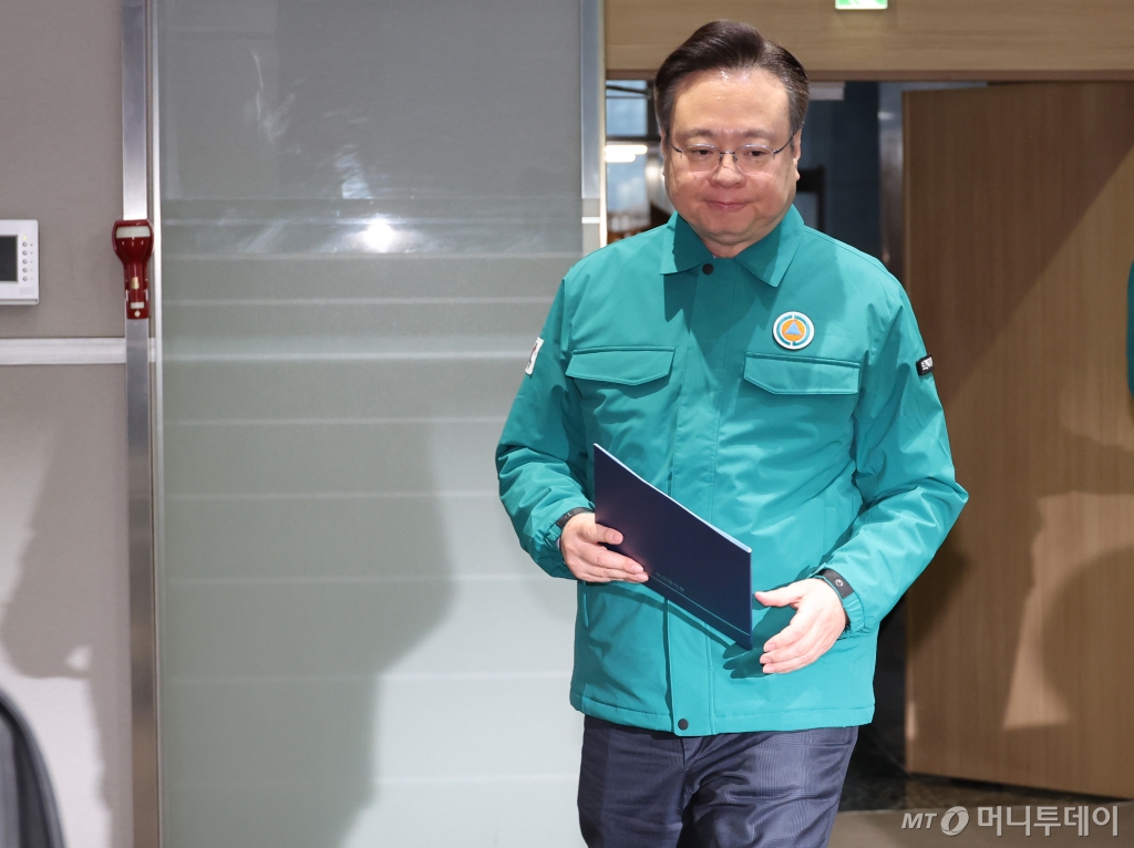 조규홍 중앙재난안전대책본부 1차장(보건복지부 장관)이 12일 오전 서울 종로구 정부서울청사에서 열린 의사 집단행동 중앙재난안전대책본부(중대본) 회의에 참석하고 있다./사진=[서울=뉴시스] 김명원 기자 = 