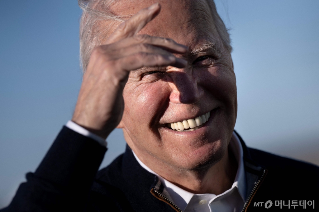 (워싱턴 AFP=뉴스1) 우동명 기자 = 조 바이든 미국 대통령이 11일 (현지시간) 뉴햄프셔주 맨체스터서 워싱턴 인근 앤드루스 합동 기지에 도착해 취재진을 만나고 있다. 2024. 3. 12   ⓒ AFP=뉴스1  Copyright © 뉴스1. All rights reserved. 무단 전재 및 재배포,  AI학습 이용 금지. /사진=(워싱턴 AFP=뉴스1) 우동명 기자