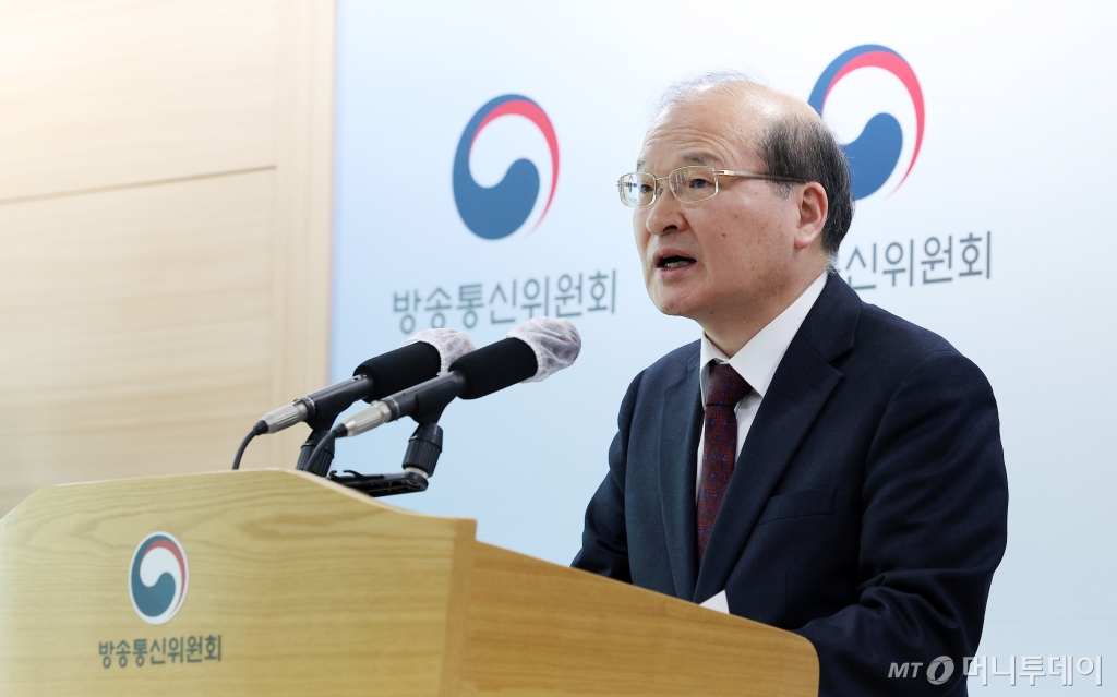(이상인 방송통신위원회 부위원장이 13일 경기 과천시 방송통신위원회에서 제14차 방송통신위원회 회의 결과를 브리핑하고 있다.  이날 방송통신위원회는 '이동통신단말장치 유통구조 개선에 관한 법률(단통법)' 고시 제정안과 일부 개정안을 의결했다. /사진=뉴스1