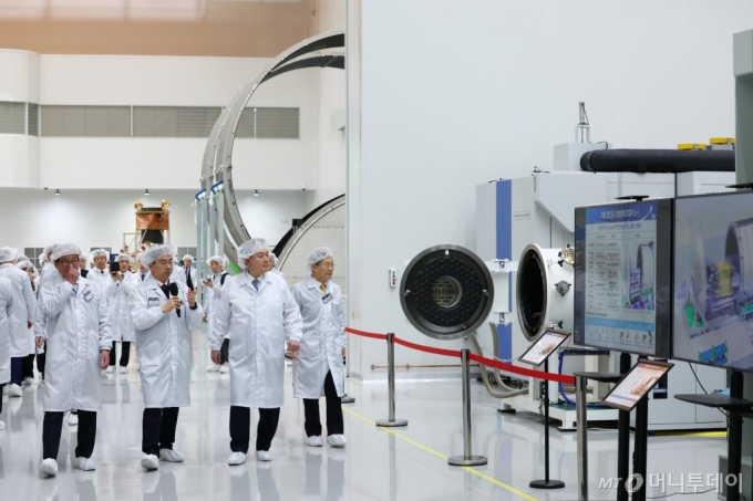 [사천=뉴시스] 전신 기자 = 윤석열 대통령이 13일 사천 한국항공우주산업 우주센터를 방문해 궤도환경시험실을 둘러보며 대형 열진공 시험장비에 대한 설명을 듣고 있다. 2024.03.13. photo1006@newsis.com /사진=전신