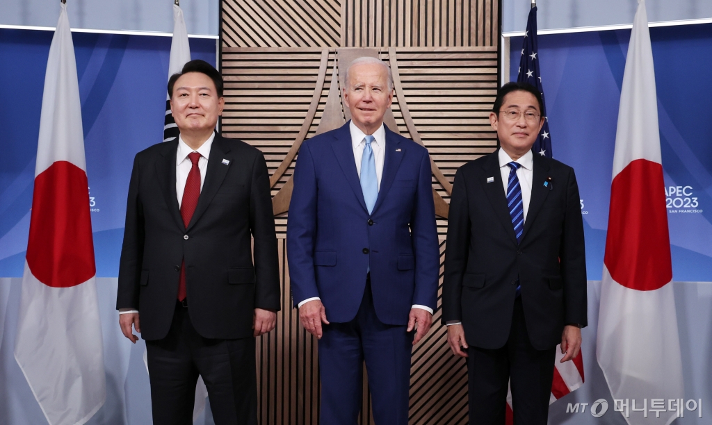 [샌프란시스코=뉴시스] 조수정 기자 = 아시아태평양경제협력체(APEC) 정상회의 참석차 미국을 방문 중인 윤석열 대통령이 16일(현지시간) 샌프란시스코 모스코니센터 미 대통령 양자회담장에서 열린 한미일 정상 회동에서 조 바이든 미국 대통령, 기시다 후미오 일본 총리와 기념촬영 하고 있다. 2023.11.17. chocrystal@newsis.com /사진=조수정