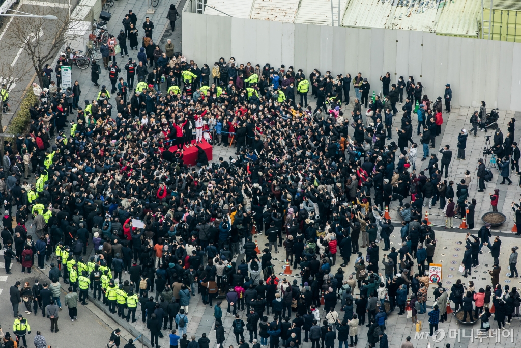 (서울=뉴스1) 송원영 기자 = 한동훈 국민의힘 비상대책위원장과 김영주 영등포갑 국회의원 후보, 박용찬 영등포을 국회의원 후보가 12일 오후 서울 영등포구 타임스퀘어 광장에서 지지자들에게 인사를 하고 있다. (공동취재) 2024.3.12/뉴스1  Copyright © 뉴스1. All rights reserved. 무단 전재 및 재배포,  AI학습 이용 금지. /사진=(서울=뉴스1) 송원영 기자