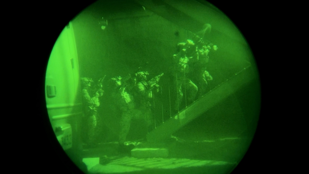 한미 특수전부대 대원들이 건물을 확보하기 위해 건물 내부로 진입하고 있는 모습. / 사진=국방부