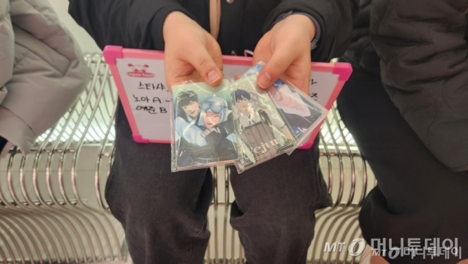 13일 오후 2시쯤 서울 영등포구에 마련된 5인조 버추얼 아이돌 '플레이브' 행사장 근처에서 포토카드 교환이 이뤄지는 모습. /사진=김미루 기자