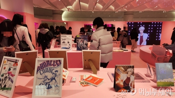 13일 오후 2시쯤 서울 영등포구에 마련된 5인조 버추얼 아이돌 '플레이브' 행사장 내부. /사진=김미루 기자