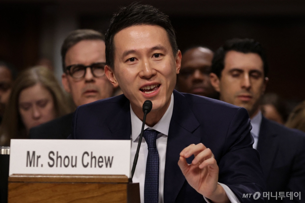 (워싱턴 AFP=뉴스1) 우동명 기자 = 쇼우 지 츄 틱톡 CEO가 31일 (현지시간) 워싱턴 의사당의 상원 법사위원회에서 열린 '빅테크와 온라인 아동 성착취 위기' 청문회에 출석을 하고 있다. 2024.2.1 ⓒ AFP=뉴스1 Copyright © 뉴스1. All rights reserved. 무단 전재 및 재배포, AI학습 이용 금지. /사진=(워싱턴 AFP=뉴스1) 우동명 기자