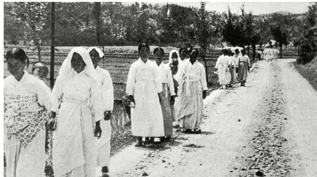 투표장에 나서는 3~5인으로 조를 짜서 이동하는 사람들. 당시 자유당은 경찰과 공무원을 총동원해 유권자들을 3~5인으로 묶어 투표장에 가도록 강압해 반공개투표를 진행했다./사진=살아있는 한국사 교과서 