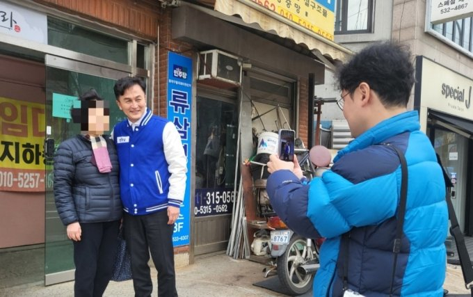 류삼영 전 총경이 동작을 지역 주민과 함께 사진을 찍는 모습. /사진=차현아 기자.