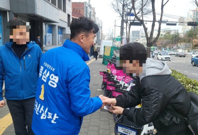 류삼영 전 총경이 동작 지역 주민과 만나 인사하는 모습. /사진=차현아 기자.