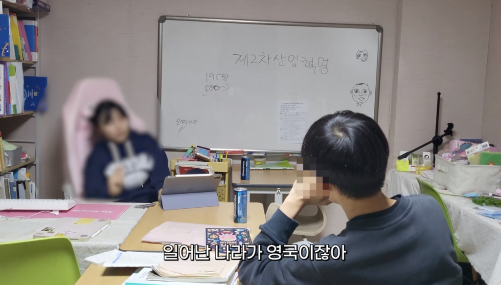 한씨와 한 학생이 공부하는 모습./사진=유튜브 채널 '한닭쌤과 삐약이 교실'
