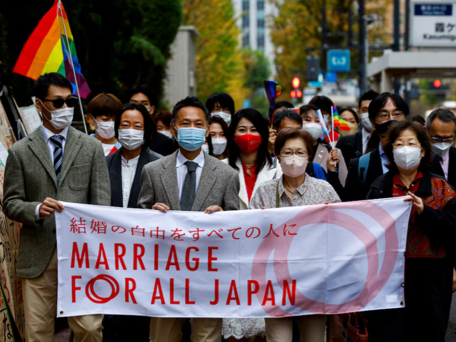 14일 일본 삿포르 고등법원은 동성커플 3쌍이 동성혼을 인정하지 않는 민법 등의 규정은 '헌법 위반'이라며 국가를 상대로 1인당 100만엔(약 892만원)의 손해배상을 요구한 소송의 항소심에서 1심과 같은 '위헌' 판결을 내렸다. 다만 원고 측의 배상 청구는 기각했다. /로이터=뉴스1