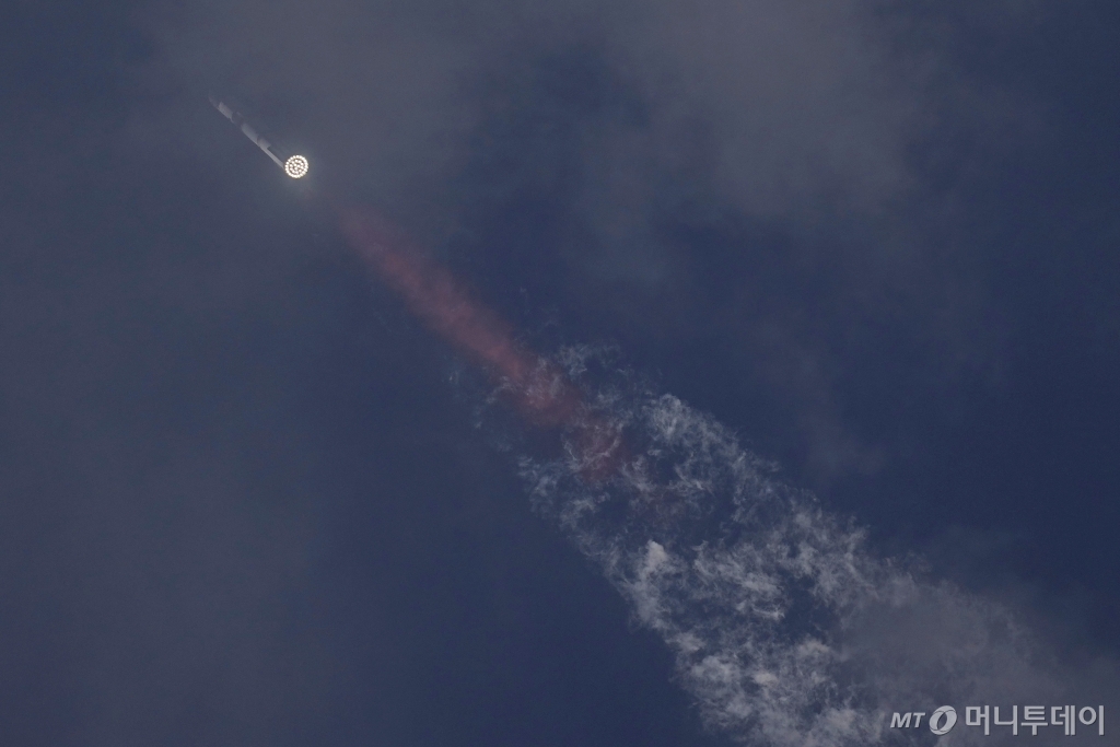 [보카치카=AP/뉴시스] 14일 오전 8시25분(한국시각 오후 10시25분) 미국 텍사스주 남부 보카치카 스타베이스에서 스페이스X의 인류 최대 규모 로켓 '스타십'이 발사되고 있다.  '스타십'은 지구 재진입 과정에서 분실된 것으로 파악됐다. 미 항공우주국(NASA)과 스페이스X 등에 따르면 스타십은 발사 이후 약 48분 시점까지 임무 궤도를 비행했으나 이후 인도양 착수를 위해 지구로 재진입하는 과정에서 연결이 두절됐다. 2024.03.15. /사진=