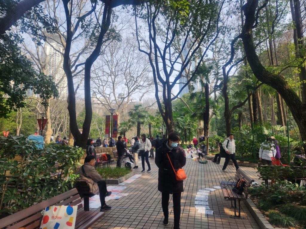 지난 2일 상하이 인민공원이 자녀의 결혼 상대를 찾는 부모들과 중매인으로 가득차 있다. /사진=박수현 기자