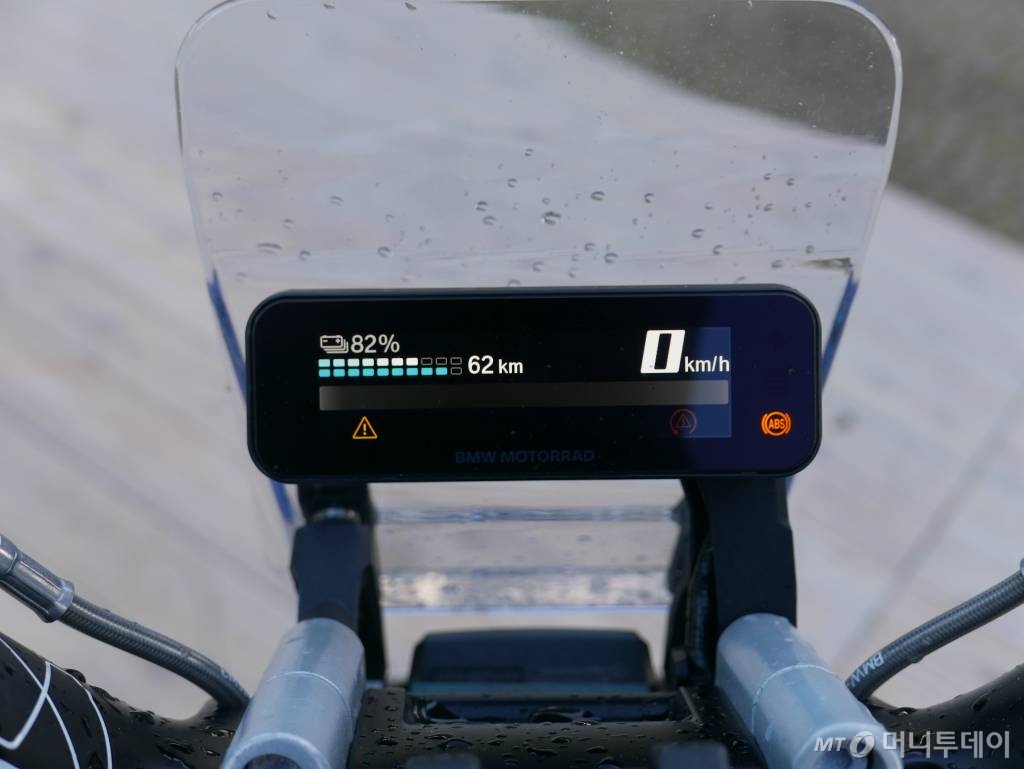 포르투갈 카스카이스에서 열린 BMW 뉴 CE02 글로벌 미디어 출시행사에서 공개된 BMW 모토라드 전기바이크 CE02. /카스카이스(포르투갈)=강주헌 기자 