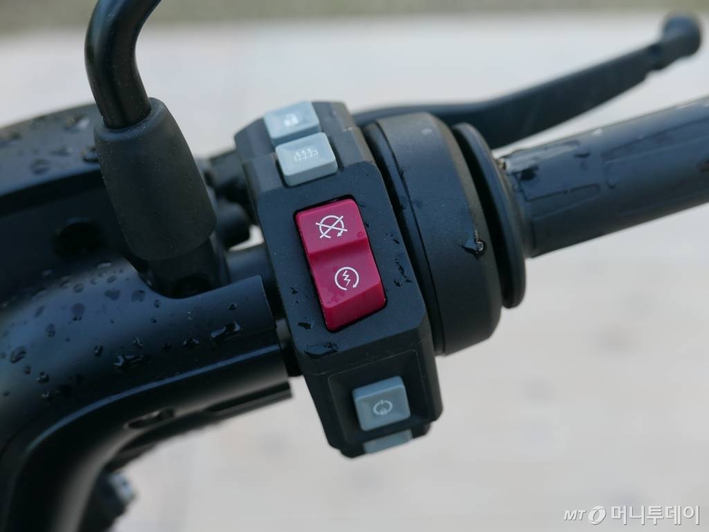 포르투갈 카스카이스에서 열린 BMW 뉴 CE02 글로벌 미디어 출시행사에서 공개된 BMW 모토라드 전기바이크 CE02. /카스카이스(포르투갈)=강주헌 기자 