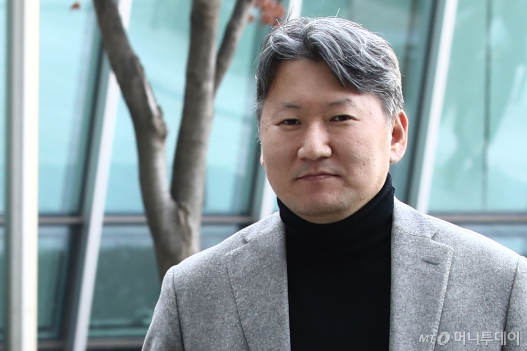 김창수 전국 33개 의과대학 교수협의회(전의교협) 회장이 14일 오후 서울 서초구 서울행정법원에서 열린 의대 증원 취소 집행정지 사건 심문기일에 출석하고 있다./사진=(서울=뉴스1) 이광호 기자