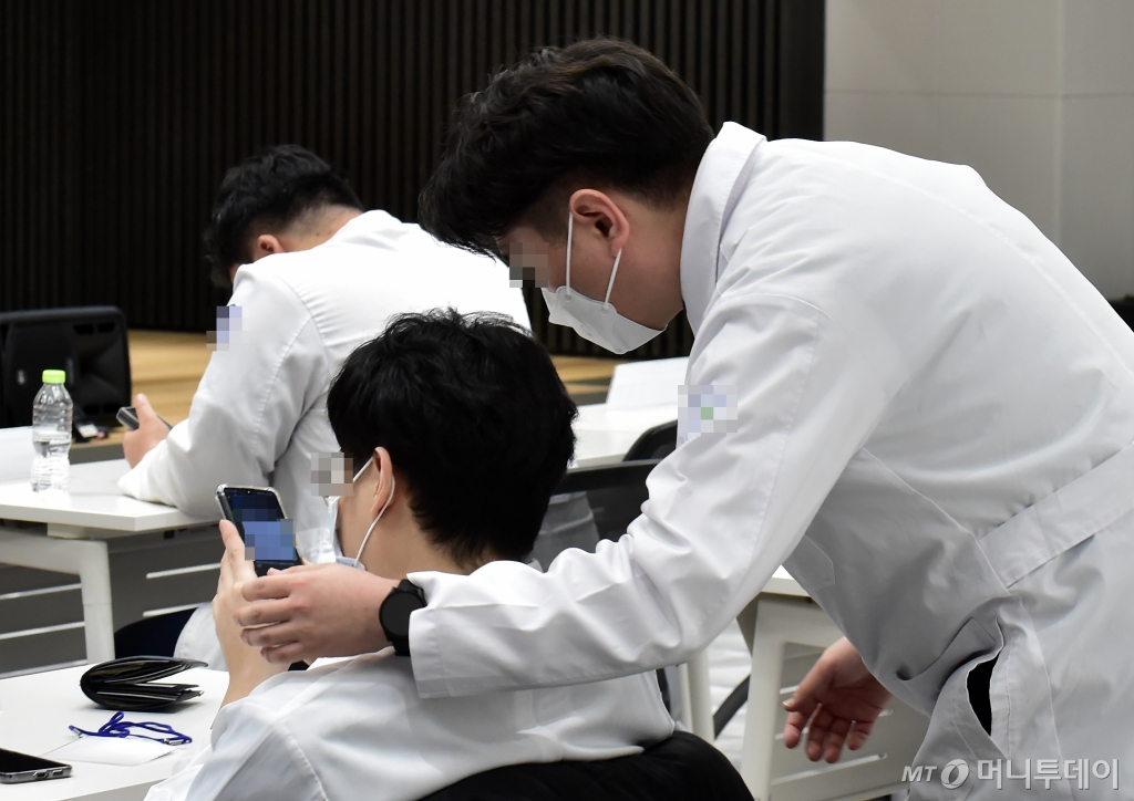 정부의 의대 정원 확대에 반발한 전공의들이 본격 업무를 중단한 20일 서울 용산구 이촌동 대한의사협회에서 대한전공의협의회(이하 대전협) 긴급 임시 대의원총회가 개최됐다./사진=임한별(머니S)