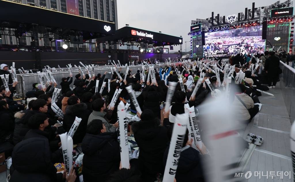 리그 오브 레전드(LoL) 월드 챔피언십(롤드컵) 결승 거리응원/뉴시스 /사진=권창회