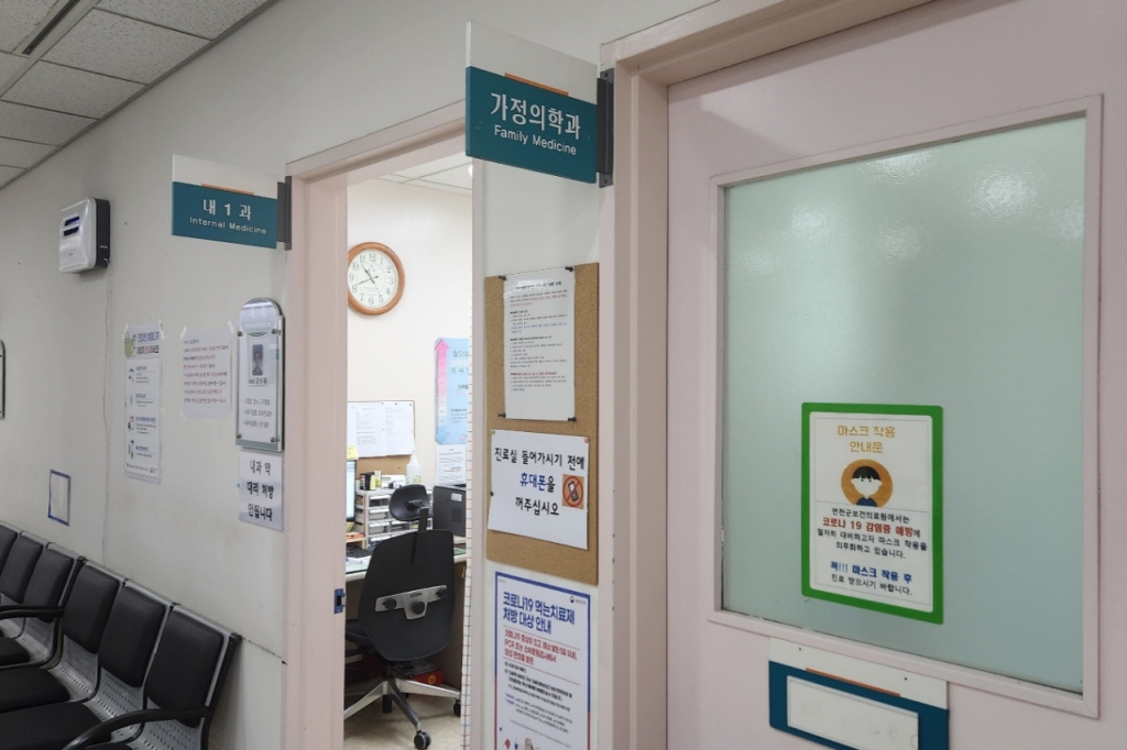 15일 경기 연천군 연천군보건의료원. 문이 닫힌 가정의학과 진료실 옆 내과 진료실의 불이 켜져 있다. /사진=김미루 기자