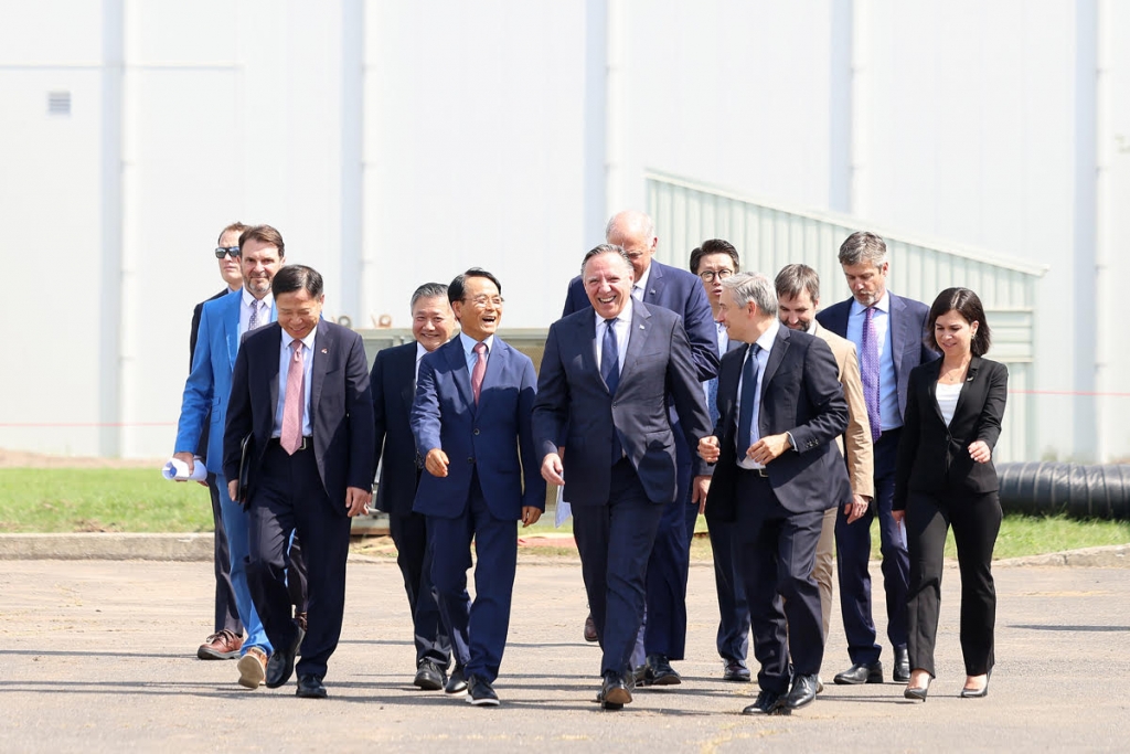 지난 7월 솔루스첨단소재 캐나다 공장 착공식. 왼쪽부터 임웅순 캐나다 한국 대사, 서광벽 솔루스첨단소재 대표, 진대제 솔루스첨단소재 회장, 프랑수아 르고(François Legault) 퀘벡주 총리, 프랑수아 필립 샴페인(François-Philippe Champagne) 캐나다 혁신과학산업부 장관, 줄리 부동(Julie Bourdon) 그랜비 시장